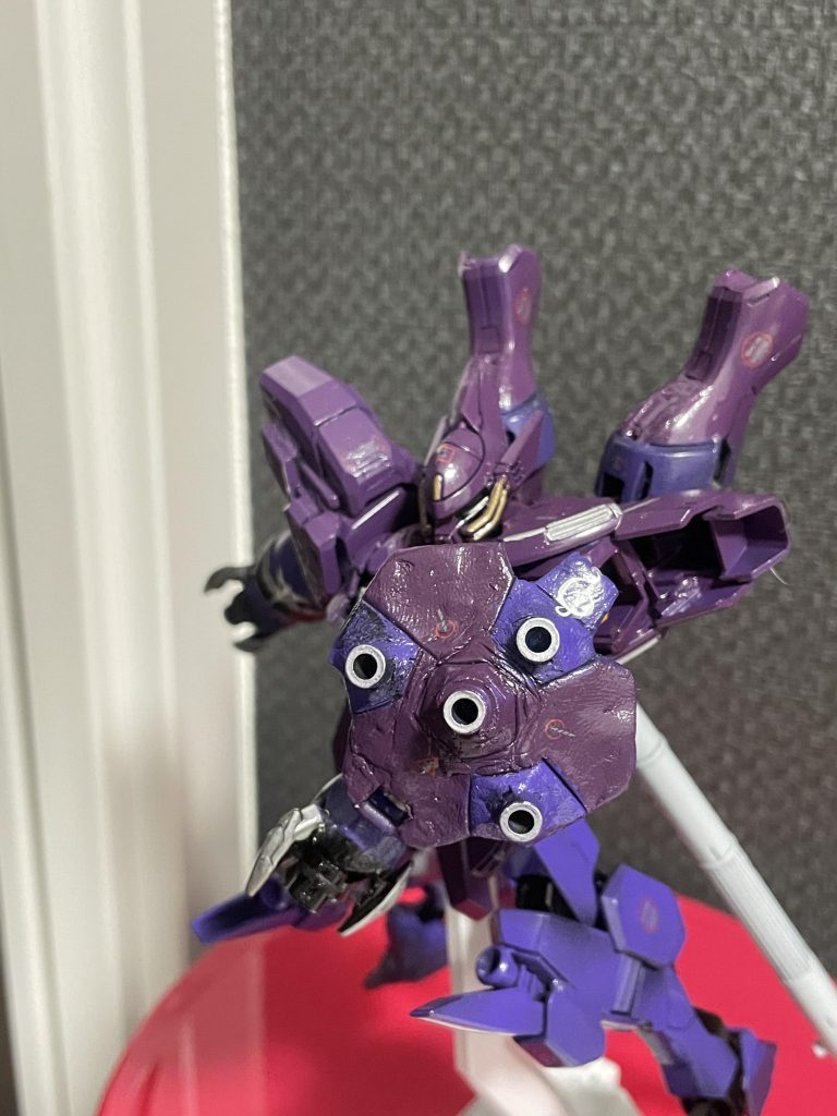 今回の見どころその2お手製シールド。それなりに頑張りました旧キットのトールギスのシールドをベースにパテで盛って色々して完成ッッッ!!頑張ったから褒めてくれぇ