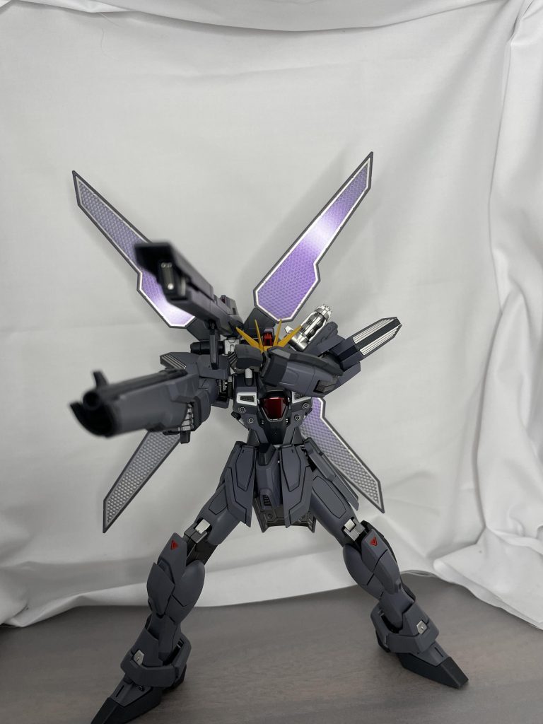 バインダーは透明なパーツの裏からシルバーと黒を塗り重ねて、表からパール塗料を塗り見る角度から色が変わる様にしました。ただ、希釈に失敗して少し柚肌になってしまったので次回への反省点です💦