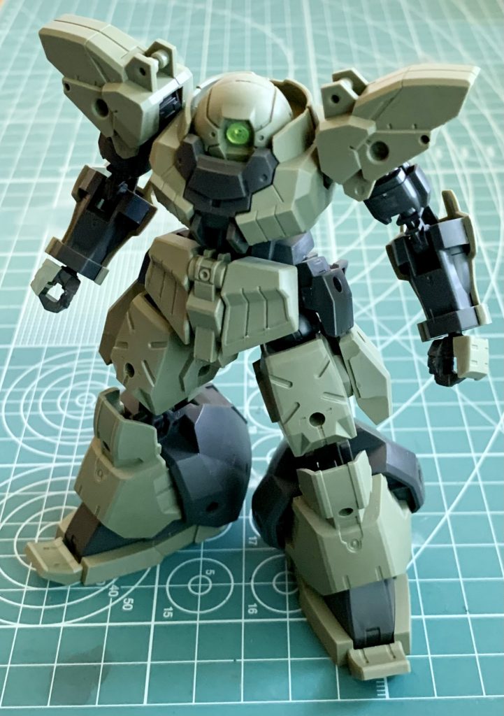 素組みのレベルノヴァです。このままでも悪くないんですが、モノアイと言えばジオン軍な世代なのでドム化を目指しました。