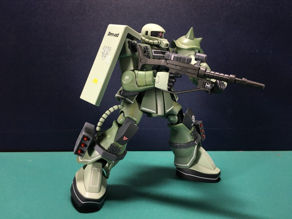 　ザク・マシンガンとザク・バズーカはいずれもサイト部にトップコート後にウェーブ「H・アイズ(無色クリア)」の3.5mm径をはめ込んでいます。バズーカのサイト部は浅いのでMr.美透明接着剤で接着してみましたが、あまりうまくいかなかったです。　モノアイは今どきのようにモールドが無いので、モノアイレールを開口してビームサーベルのクリアランナーから切り出したものでクリア化しています。