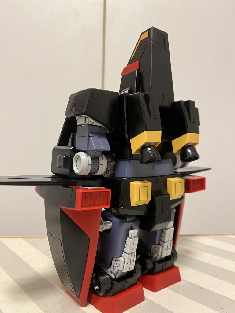 プラモ組んでみて、初めてサイコガンダムの変形機構を体感しましたが、思ったよりも中身スカスカですね。被弾したら大丈夫かしら?MA形態の方が堅牢なイメージでしたけど、MS形態の方が安心感ありますね。