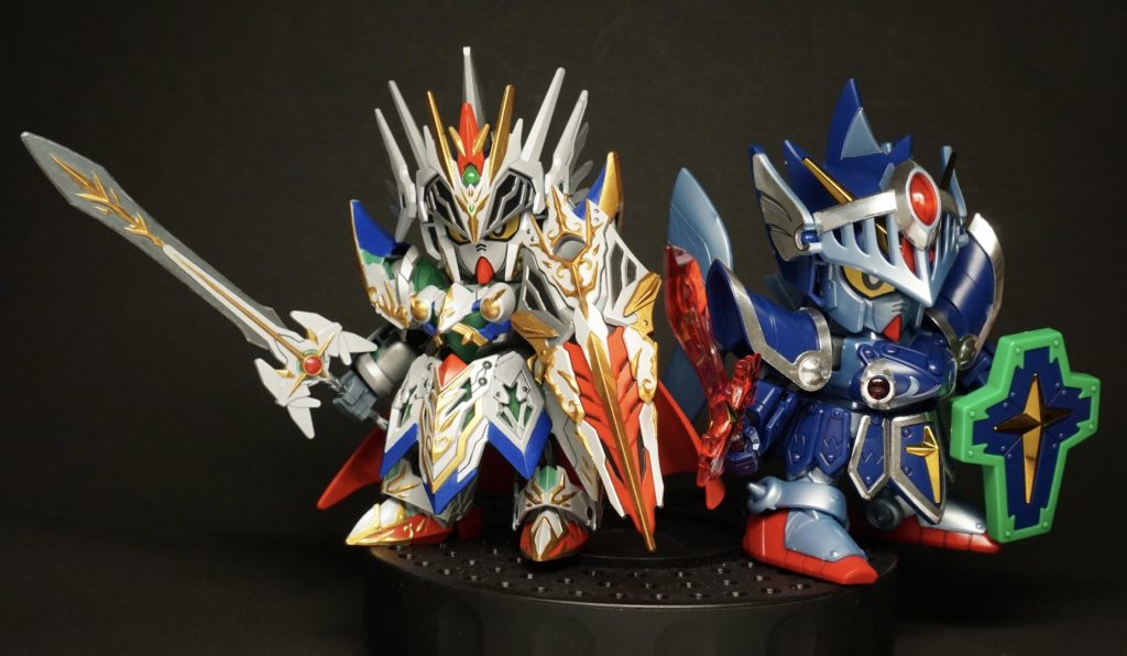 ちょうど昔組んだフルアーマー騎士ガンダムがあったので、一緒に。こちらは素組+シールと墨入れのみですが、今見ても良いキットですね。
