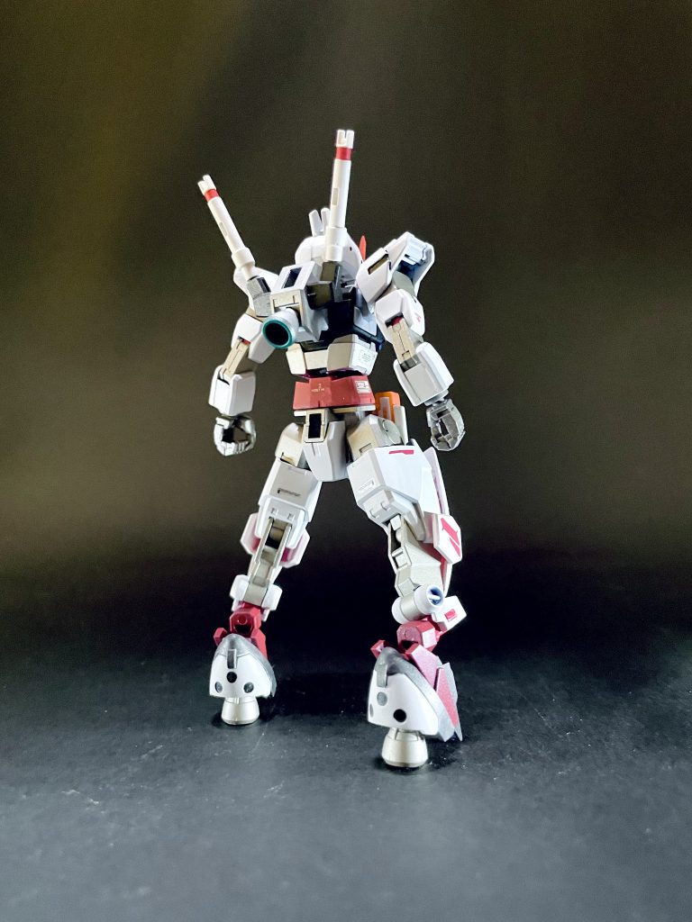 上にも書きましたが、以前に作ったアーケインガンダムの兄弟機というコンセプトで作っているので、コアガンダムのかかとにバーニアを追加して爪先立ちするようにしつつ、アーマーとのドッキング時には足裏が見えてしまっていたのをバーニアで隠して違和感を取り除きました。
