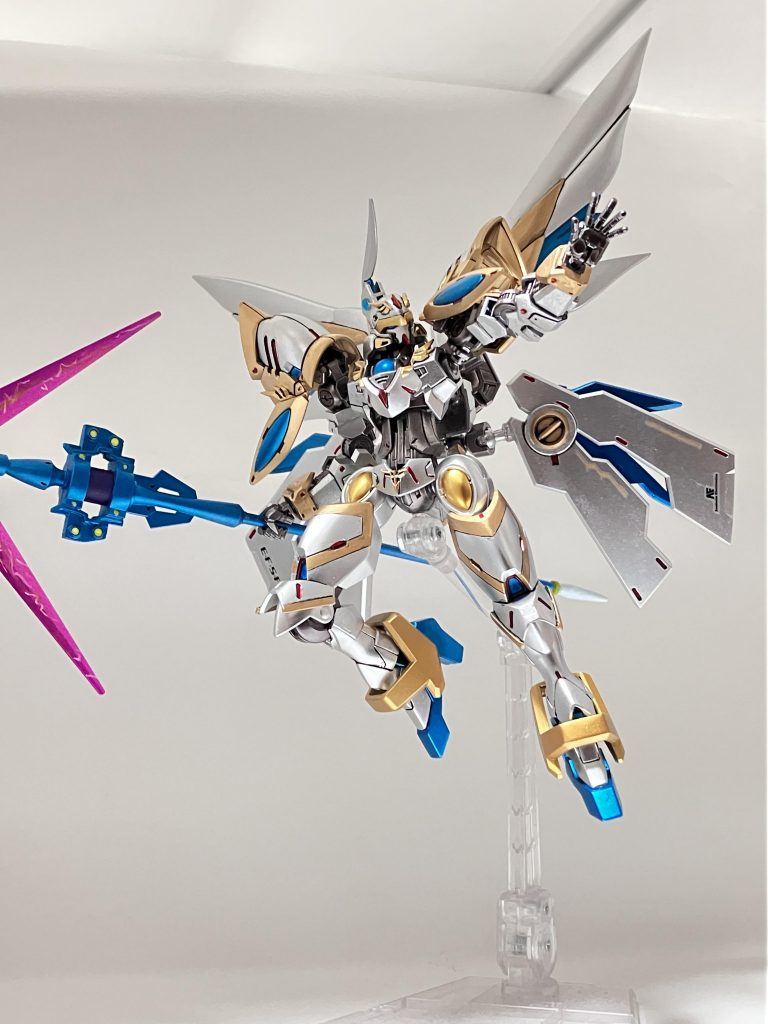 フォースメンバーの緑色の機体を空からサポートする