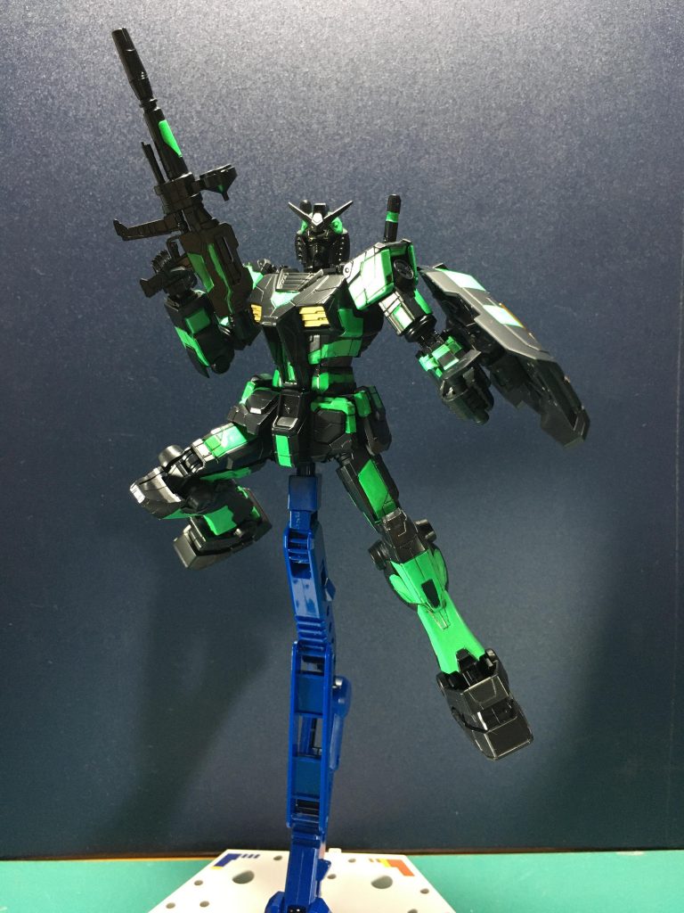 昨年12月に横浜ガンダムを見に行った時点では、エコプラをプロトタイプガンダム風に塗ってやる予定でしたが、公式からHMT装備と一緒に出てしまったのでネタが被って頓挫していました。