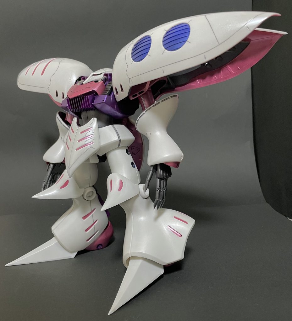 本体はストレート組みなんで、あまり見応えないかも知れませんが(^_^;)バトオペ風の筋彫りとパール塗装に四苦八苦しました。各バインダーの先端、膝・つま先などかなりシャープに整形しましたが…もともとエッジィなデザインなので変わって見えません(笑)