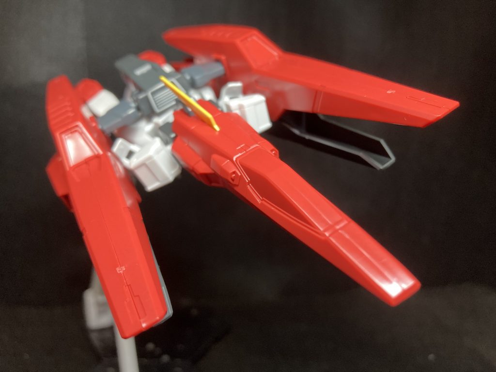 00セカンドシーズンに登場するアリオスのサポートメカであるGNアーチャー頭部バイザー内にはエクシアを思わせる容姿やナドレに似た形のライフルを装備しておりキュリオスの遺伝子を引き継ぐような変形などファーストシーズンのガンダムのデータを流用し作られたことが分かるこのデザインですが、アリオスとの合体やバインダーやバイザーなどハルートに引き継いだ要素などもあり地味に見られがちながらソレスタルビーイングの様々な要素を上手く合わせたいい機体だと思います!(ハルートオタク)