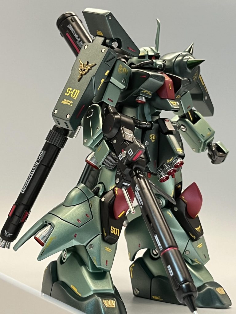 今回はメタリックをテーマにアクリジョンのメタル塗料、メタルパーツ、メタリックシール(ピンク、ゴールド)、金メッキデカールと白デカールを使用しました。メタリックシールの箇所にはUVレジンを使用してます。
