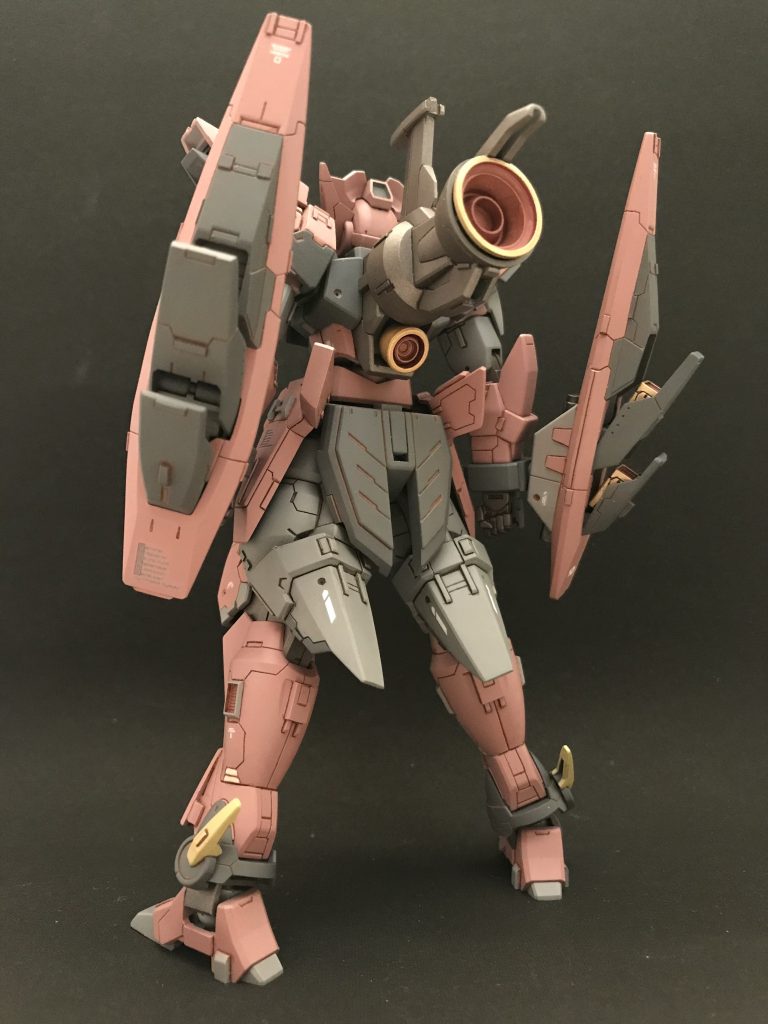 肩アーマーを太腿の後ろに。サイドアーマーを肩の上に。ふんどしは胸の上、額当てはその下。リアアーマーはサイドアーマーの小羽に。耳をくるぶしに。武器類はバックパックや股間ブロック、脛などにーーという感じで、バランスを考えながら貼り付けました。そういえば今回プロポーション変更をしてません。関節はポリキャップだし、相当優秀なキットだと思います。