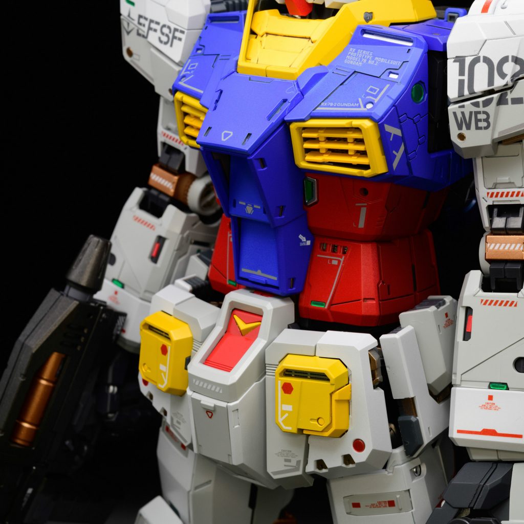 関節や指のメッキパーツはオモチャっぽいので、剥がしてカッパーゴールドで塗装しました。