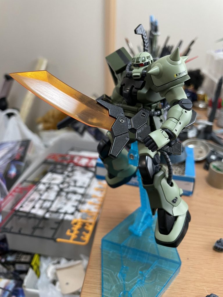 オーガジンクスから拝借したサーベルは大型ヒートサーベルに見立ててこれをザクIIF2型に運用できるようにするのが製作コンセプトになります。