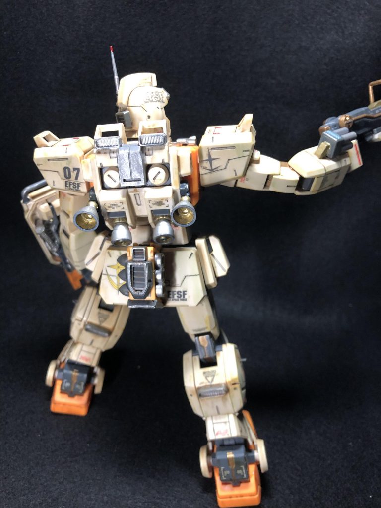 後ろから。後ろが寂しかったのでバックパックにバーニア、腰に機雷を装備させてみました。