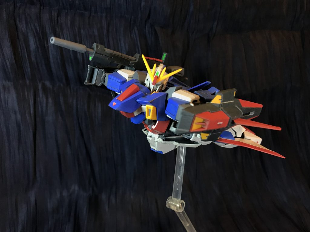 ステルバーα04とかグロイザーとか飛行形態で顔出してるのが好きなのであえて顔は隠さず。まあ顔下半分隠れてるので良いでしょうセンサーもバルカンも使えるし合理的。