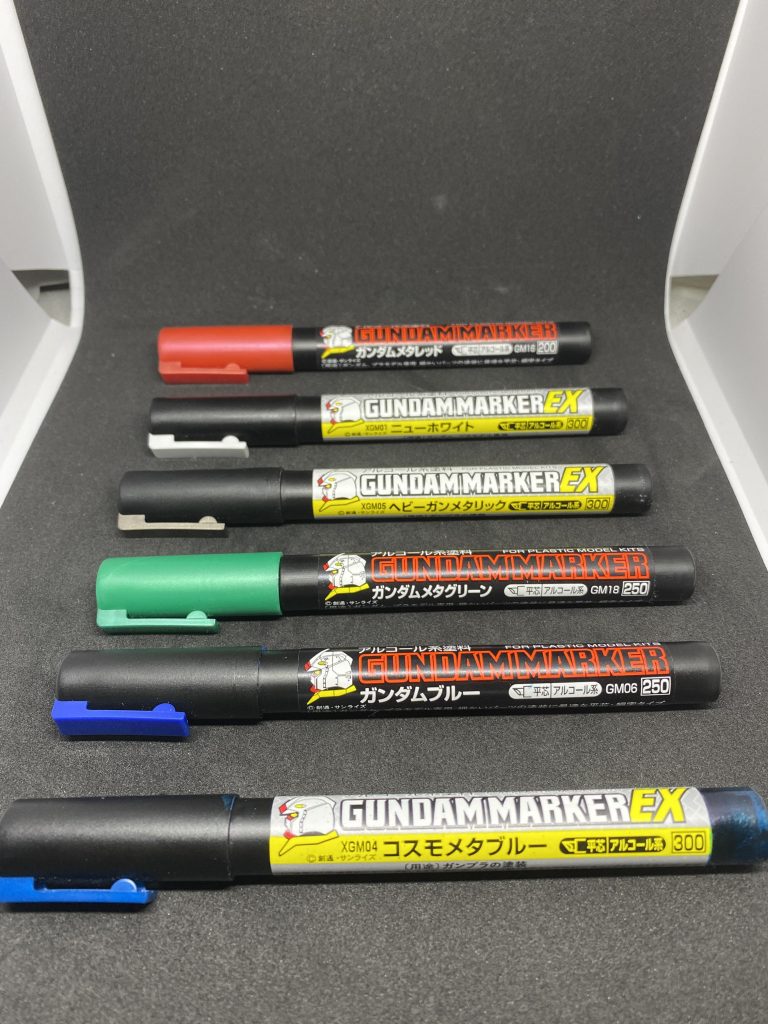 使用した塗装剤です。マーカーのインクを出して筆塗りしました。膝の赤部分はメタレッドとホワイトを調色、青色で塗装したところはブルーとメタブルーを調色して塗装しました。