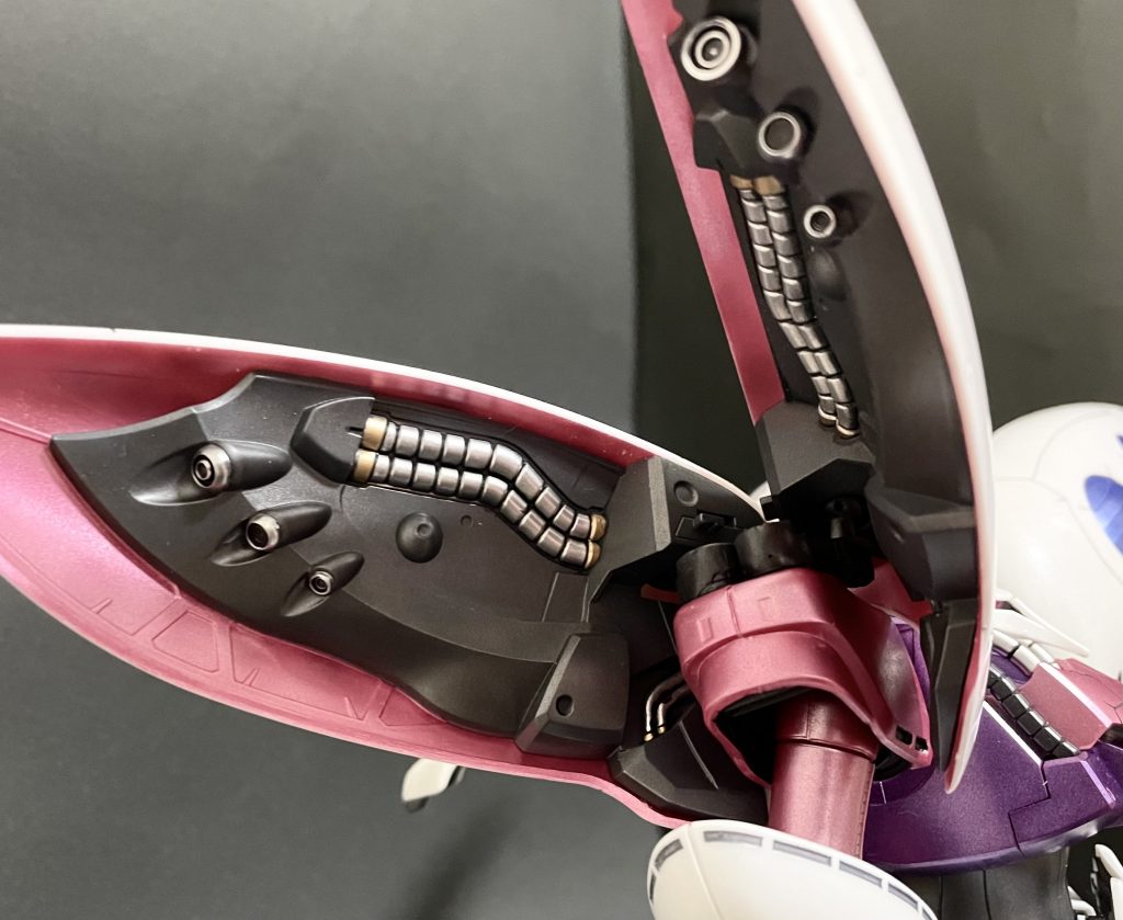 バインダー裏も塗り分けしました。バーニアは社外パーツを追加。