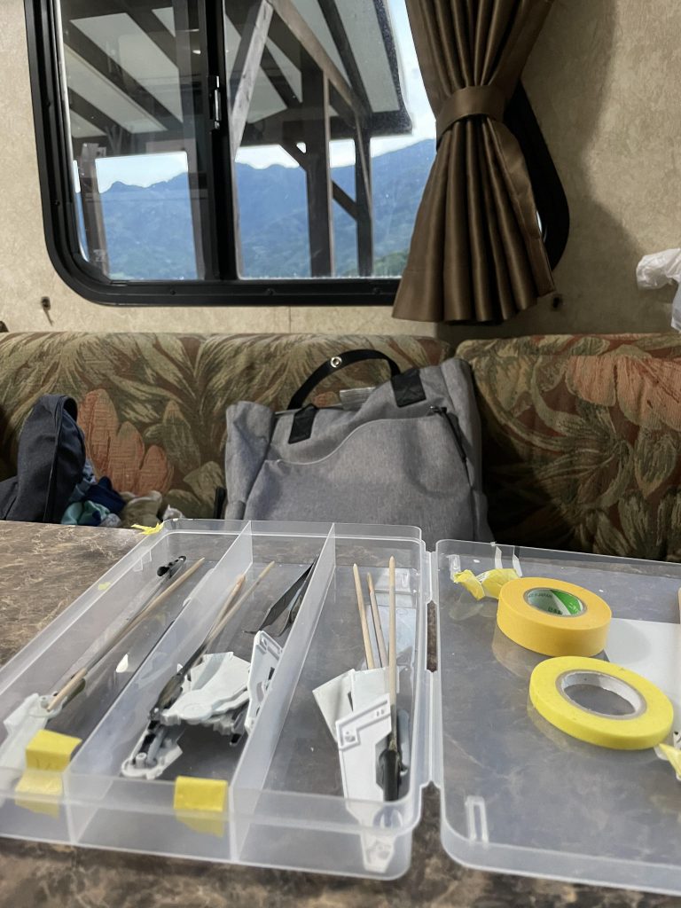 制作期間中、遅い夏休みをとって家族でキャンプに出かけましたが、ちゃんとマスキング作業をしてました。エライ!