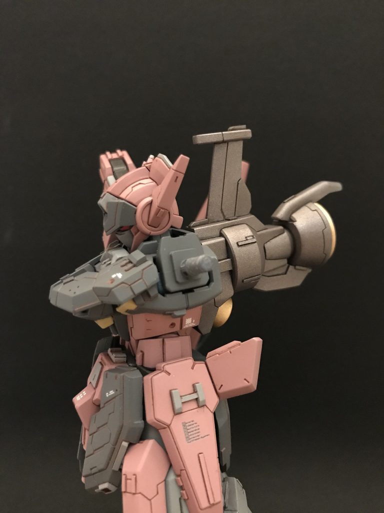 胸からバックパックにかけてのラインがいい感じなので一枚。相変わらず軽装で高機動な機体が好きなので、それが出てるかなと。ちなみに大きいバーニアノズルをはじめとして幾つかのバーニアはお助けパーツを使いました。プラ板で作る技術も根性もありゃしません笑