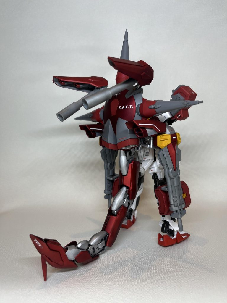 背後から。シン・ゴジラの尻尾から熱線出してたのを参考に尻尾つけました！これのおかげで立たせることができてます笑