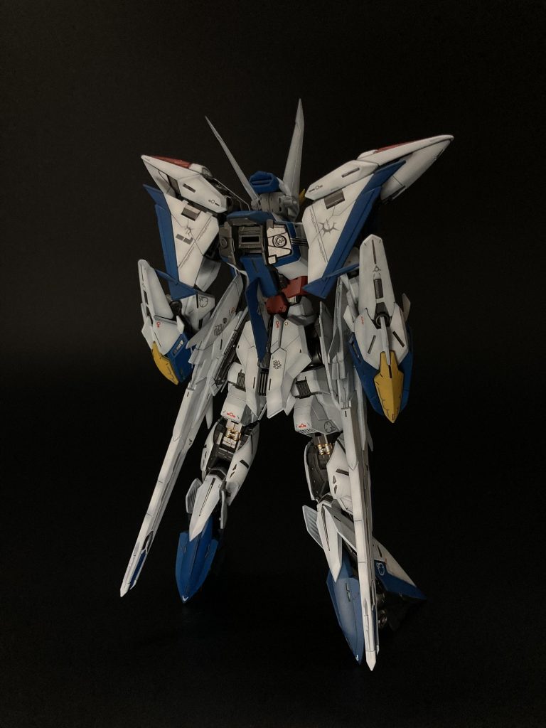 エクリプスガンダムの後ろ姿です！フリーダムやジャスティスにもある膝裏のシリンダー部分は金と銀で色分けしています。