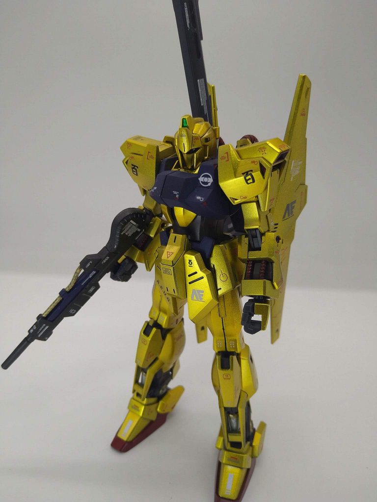 金メッキの百式もカッコいいですが、あの色合いを自分の腕ではどれだけ出せるかにチャレンジしてみました。今回は塗装に全振りしたので新規スジ彫りなどはしてません。