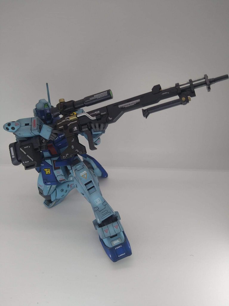 今回唯一拘ったのが武装。付属のスナイパーライフルもいいのですがゴツい武器で長距離狙撃が漢のロマンなので、ガンダムベース限定のシステムウェポンセットを使用しています。もう少し目を光らせればもっと良くなったかな。 