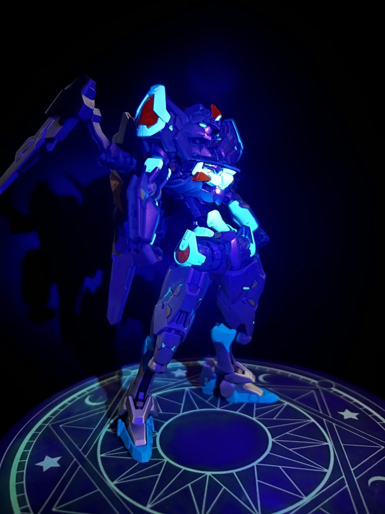 魔法陣とルバリス本体の各部を蛍光塗料で塗装‼️UVライトで光る‼️