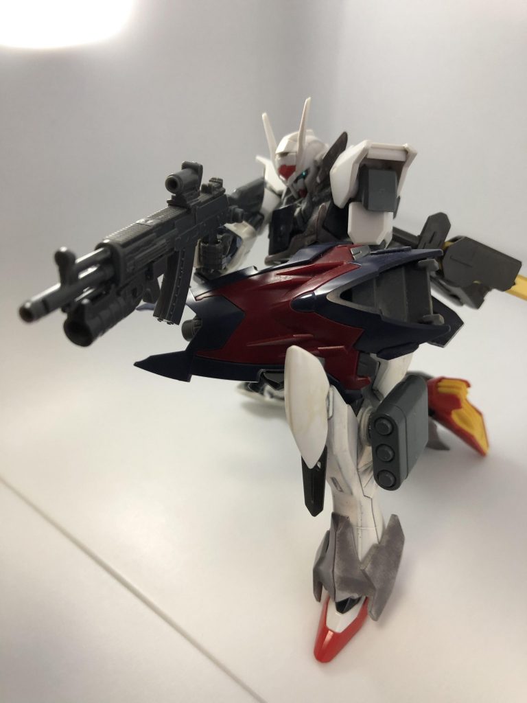 メインウェポンのアサルトライフル。サイドアーマーにマウントできます。