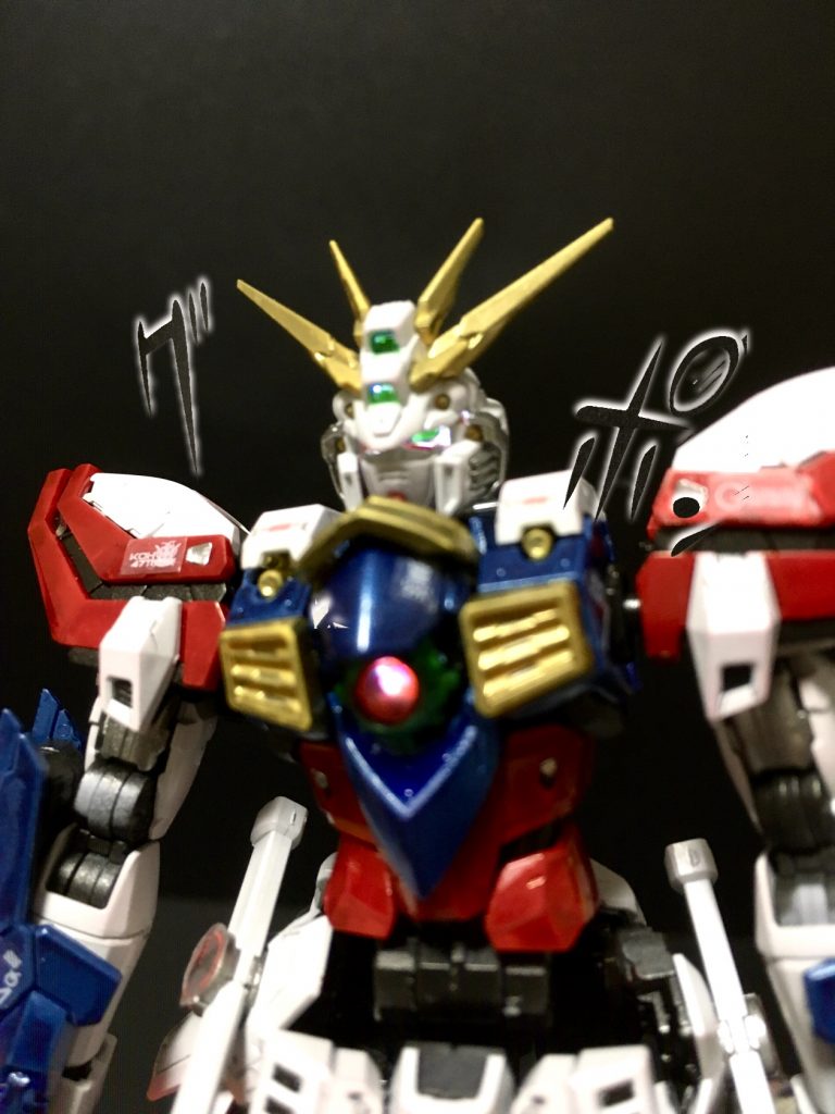 サンダーボルトっぽく目が光ったら「グポン」ですね。真ん中のキングオブハートも光ってます。ピンぼけすいません。旧式アイホンSEこれ以上近づけませんでした。