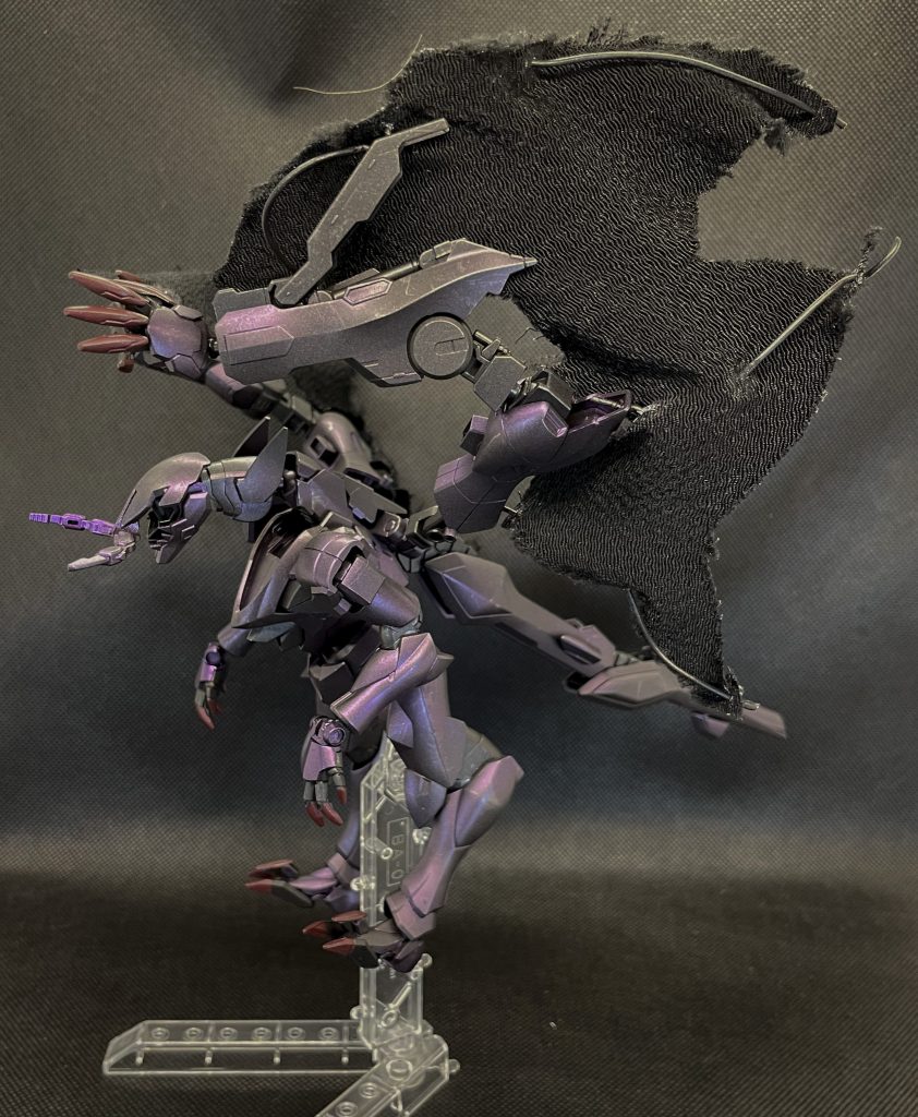 翼膜この形態では複腕の対ビームマントを翼膜として使用し重力下での飛行を可能とする。しかし本来の用途では無い為ベース機よりその飛行能力は低下している。