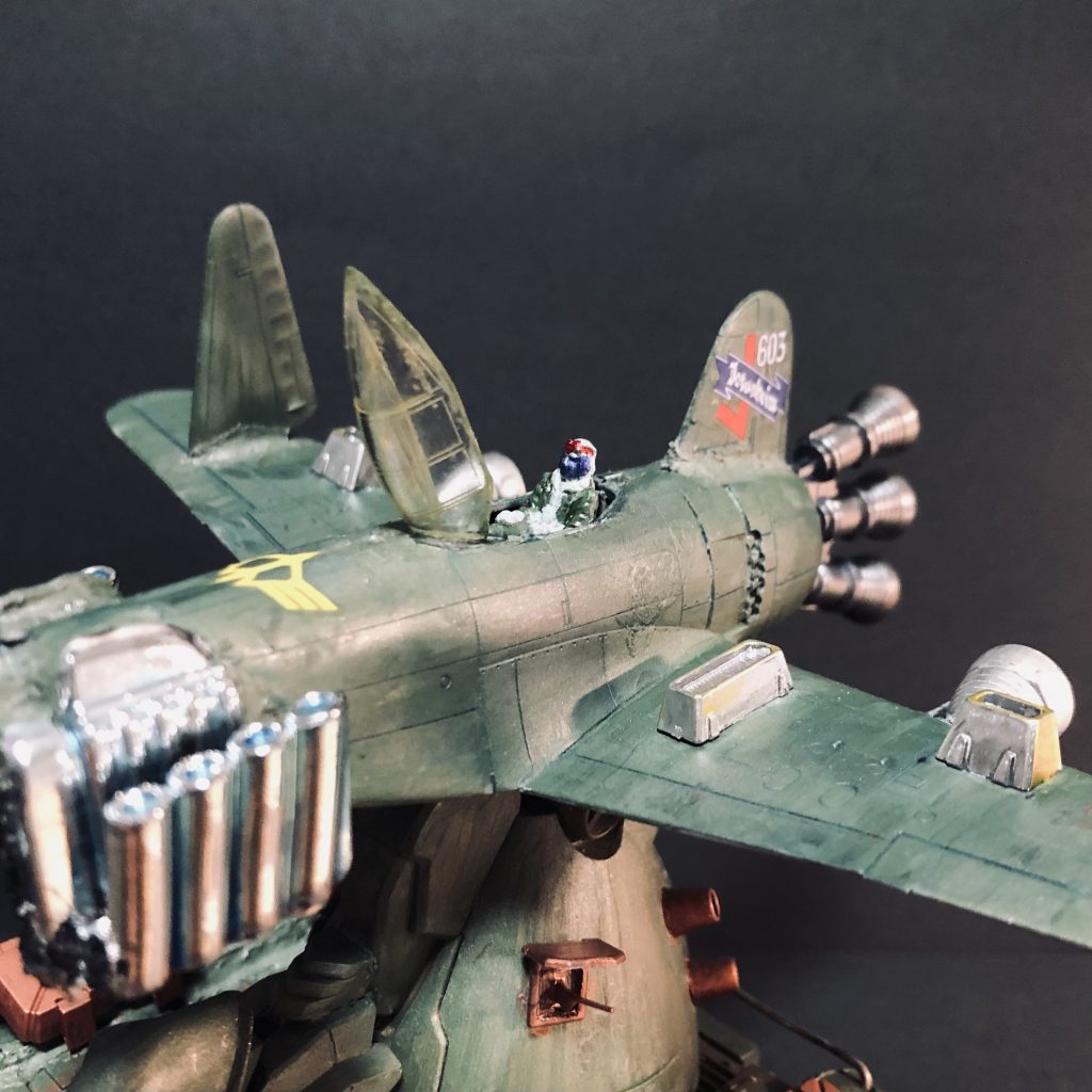 「マゼラトップの設計においては砲手と操縦手をわける複座式も検討されたが、最終的に、複雑なマゼラベースとの合体・分離シーケンスを戦術AIに移管することで、高度なハンドリングと操縦手の負担軽減が図られている」