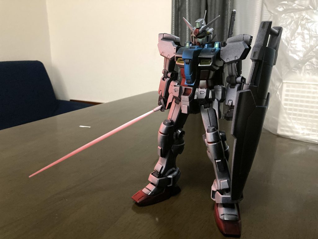 ビームサーベルの光りが当たる部分にクリアピンクをいれます。部屋の蛍光灯で撮影して、画像のコントラストとかいじらなければこんな感じです。