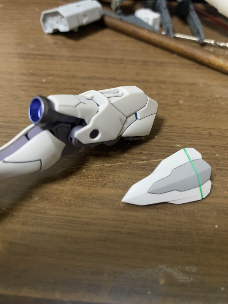 太腿部分にホルスターやミサイルパッドを着けたいが開けてからそのままだとぷらぷら斜めに傾いたらするので薄いポリキャップを裏側に貼り付けてしっかり固定できるようにしました。