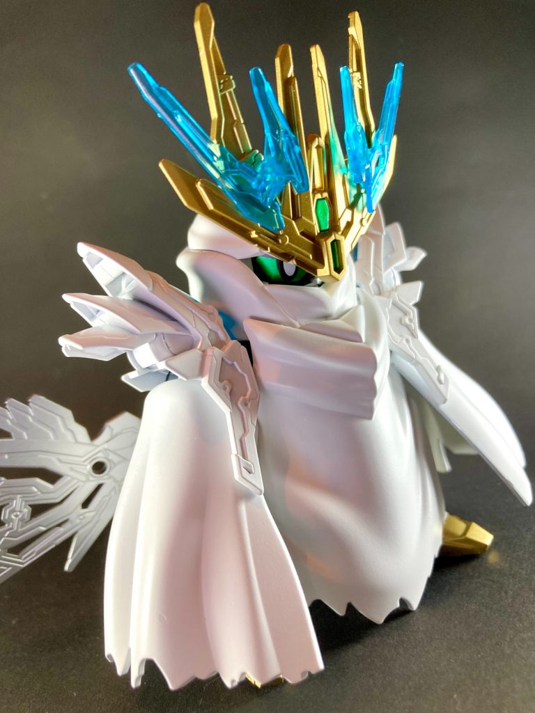 曹操ウイングガンダム 白雪姫(スノーホワイト)かつてその先見性の高さ故に未来に絶望し、悪しき者の奸計を容れて道を踏み外してしまった曹操ウイングガンダム。劉備ユニコーンガンダムとの決戦の果てに己の過ちを悟り、国の再建を見届けた後、仲間たちに後事を託して一人「成すべきことを探す」ため贖罪の旅に出る。