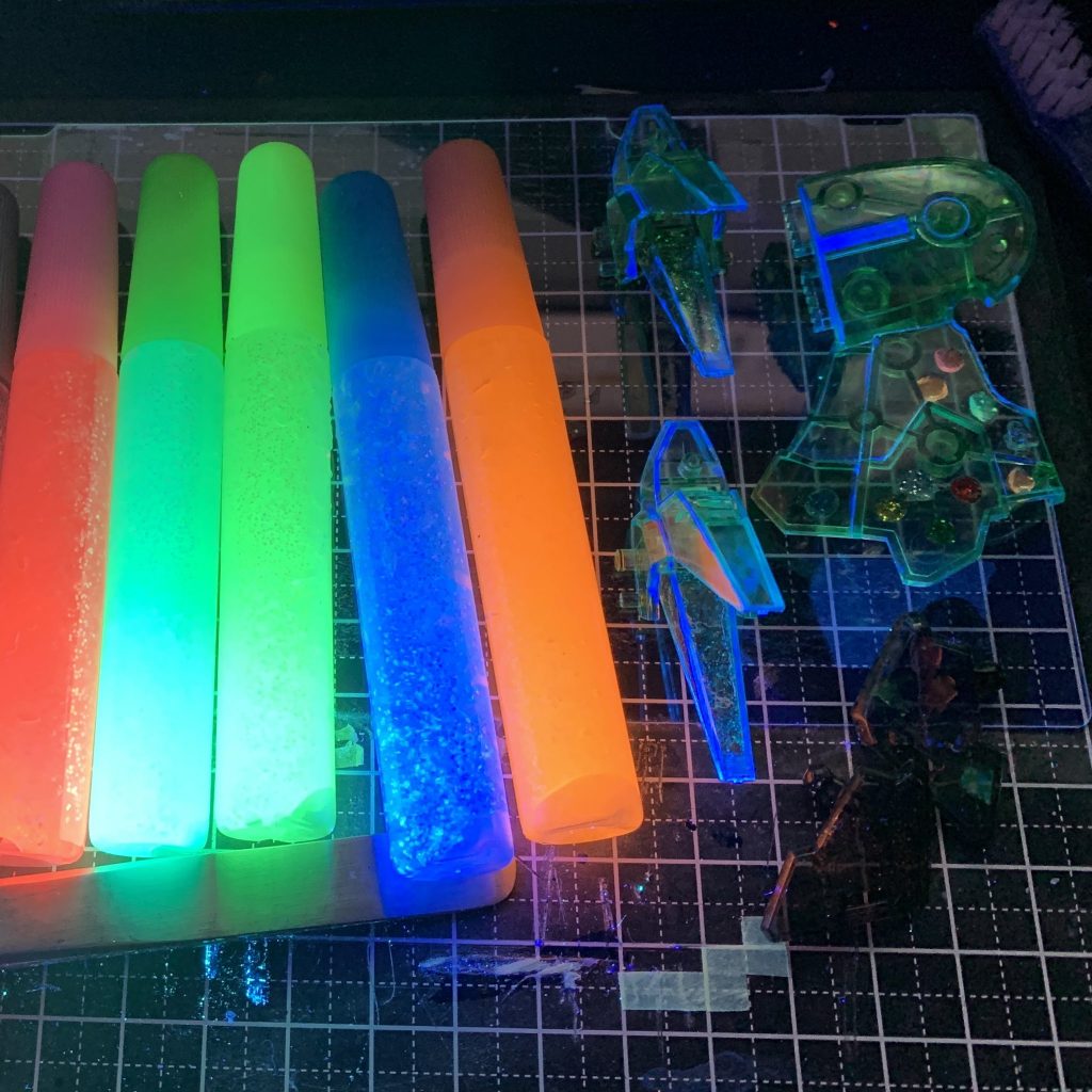 100均に売っている蛍光のグリッターのりを内側から塗っています。未ブラックライト時に結構目立つのでアクセント的に使っています。