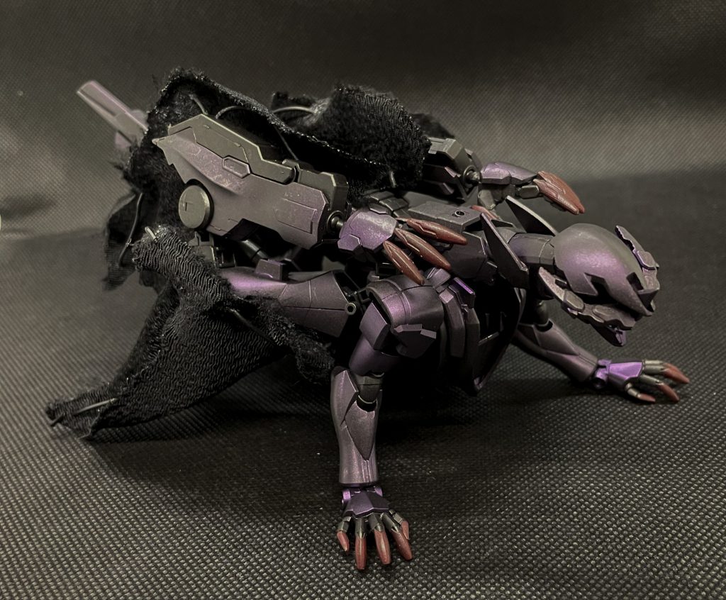 MAドラゴン形態ベース機の変形機構をそのまま流用した地上用高速形態。対ビームマントで半身を覆い防御力を高めている。