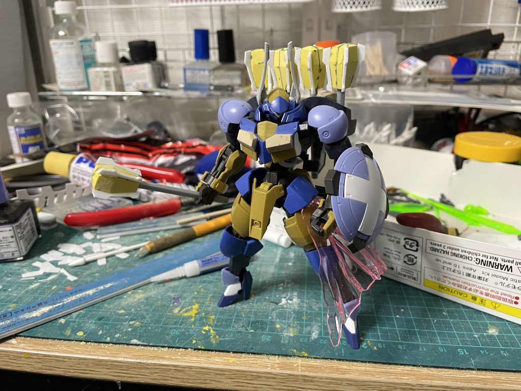 ▲サフ前。机が汚い。胸を盛るペコ。メイスはフルスクラッチ×5本複製です。正直そこが一番大変でした。