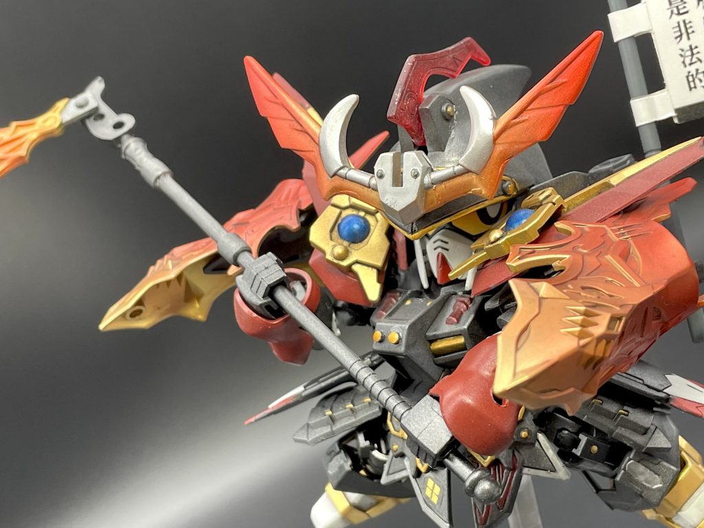 肩の鎧は猪八戒シルエット、大鎌【大極炎】は沙悟浄シルエットと元祖SDの騎士デスサイズのパーツを仕様。ハイパージャマーっぽいのは軍馬から。腕と脚はSDEXのサザビーから。…うん?サザビー?