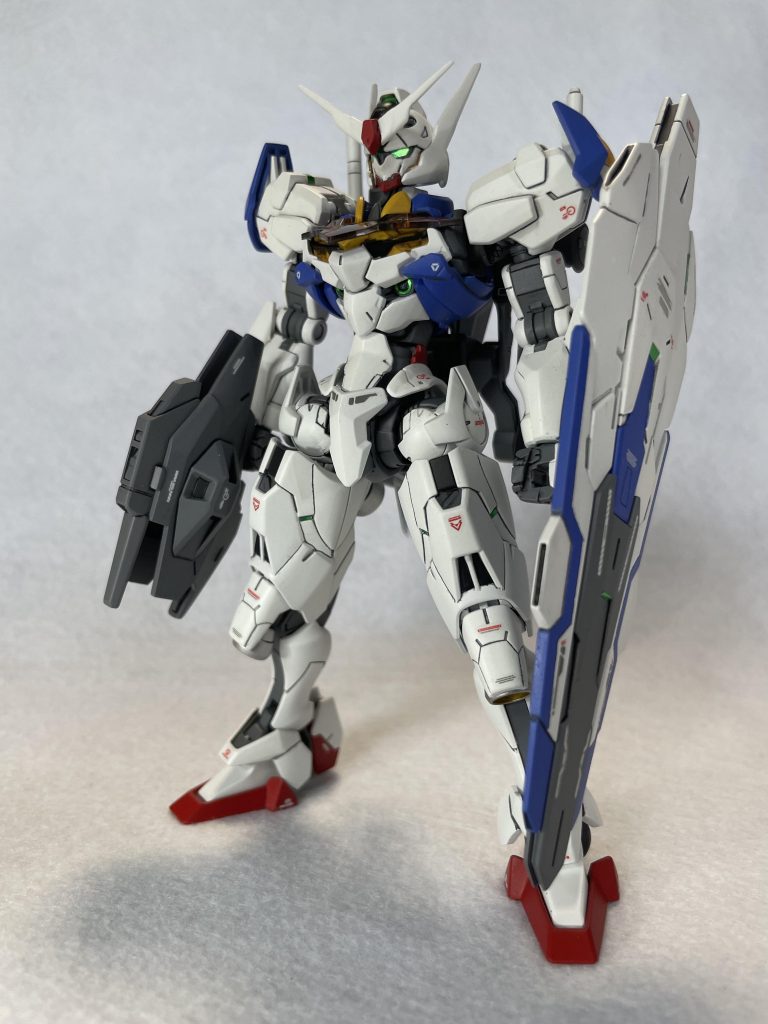 カラーリングをエアリアル風に変更して、ジャンクパーツとプラ板からアンテナを作り取り付けました。デカールはロボット魂のエアリアルを参考に全身に控えめに貼り付けました。
