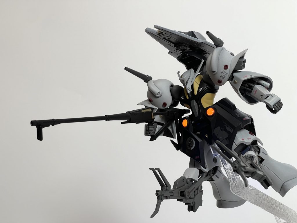 ガブスレイ中間形態。これかっこ良すぎる。オリジナル改造としてクローの中心部にビーム発射口を設置しました。脚部フレームは色々と変形のためのクリアランスが際どいのですが、改造箇所はギリギリで変形に干渉しないように出来ました。また、肩部ビームキャノンがきちんと前を向けるようにイエサブの関節パーツにて可動化改造。→参考にしたサイト様: ほび〜ラッシュ　様