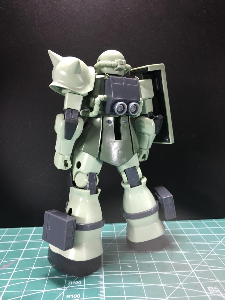 　スモークディスチャージャーは胸部左右とバックパック左右に２つ接着。前後両方とも攪乱できるようにしました。フックパーツはリアアーマーに接着して、牽引用ワイヤーなどを掛けると想定しています。　また、グフ・フライトタイプで余るバーニアをバックパックに装着。3mm穴を開けてからリーマーで開口部を拡大し、対応するこけし型のポリキャップを介して接続しました。