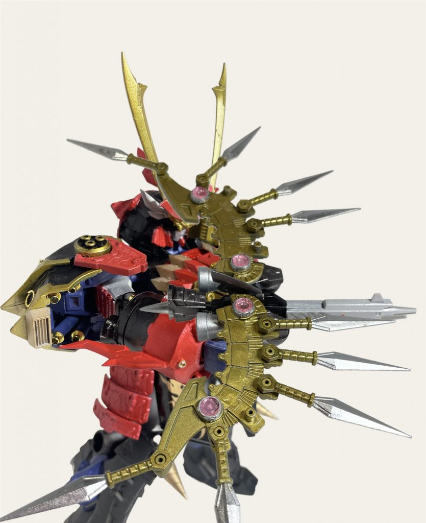 G(ガン)イーグルνガンダムのビームライフルを改造した自律飛行メカ。背中のバックパックと合体する事で飛行可能。羽状の剣はクナイ・ファンネルとして遠隔操作が可能であり、敵の身体に刺さると電磁爆破を起こし行動不能にさせる事が可能。また、先述の電磁クナイとして手持ちの武器としても活用できる。