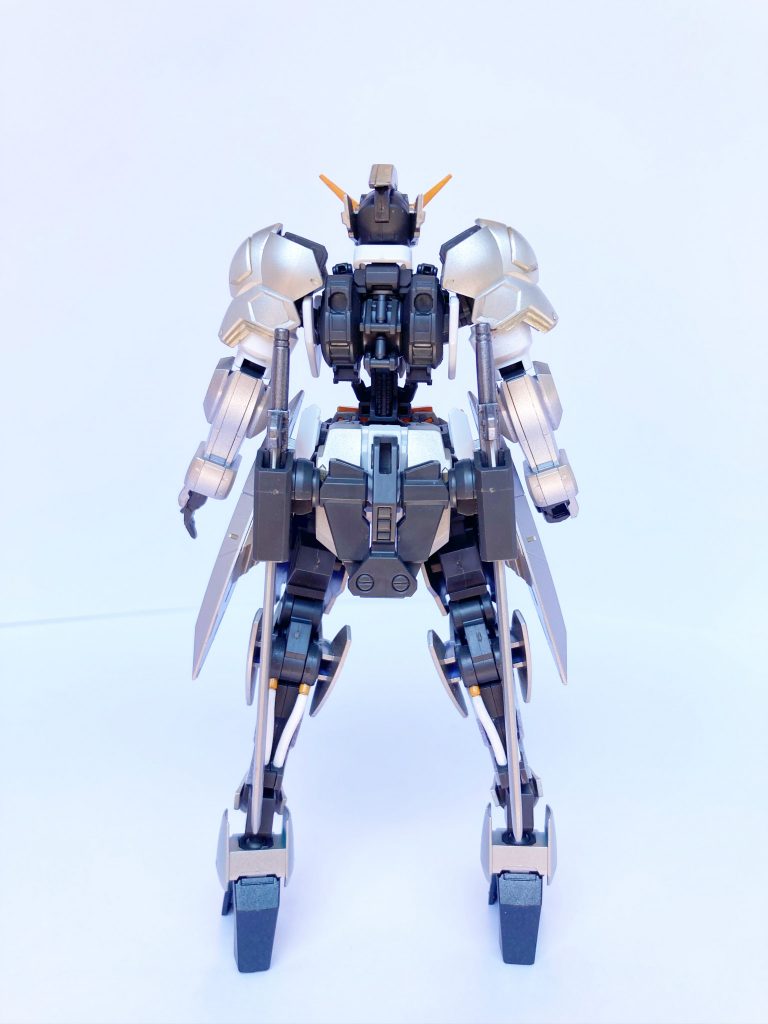 機体名：ガンダム・パーシヴァル　ある神殿の最奥で見つかったガンダム・フレームとヴァルキリア・フレームの両方が使われている異色のMS。外見は白銀を基調とする聖なる騎士のようで、悪魔とも戦乙女とも言えない。　背面には、ガンダム・バエルが使用していたブレードホルダーとブレードが、腕部にはジークルーネのシールドが新たに装備され、対MS用の機体として調整された。