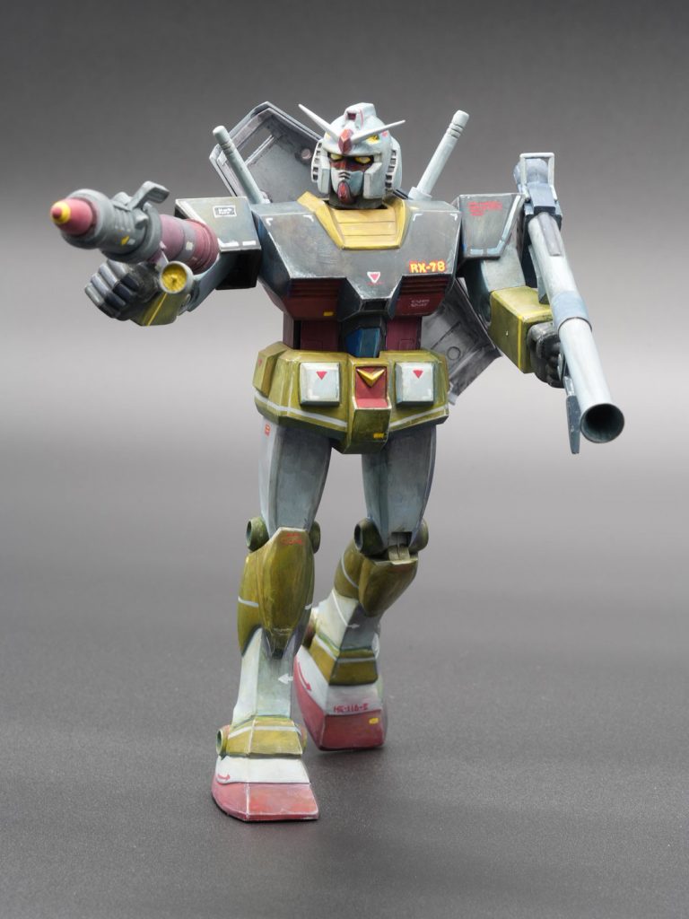 有名な謎の武器を構える(笑)当時クローバーが発売していた超合金版にも同じデザインの武器がついていたので、その色分けを参考にしています。弾頭はバネで飛び出します。トイ要素を組み込んでいるのですねー。