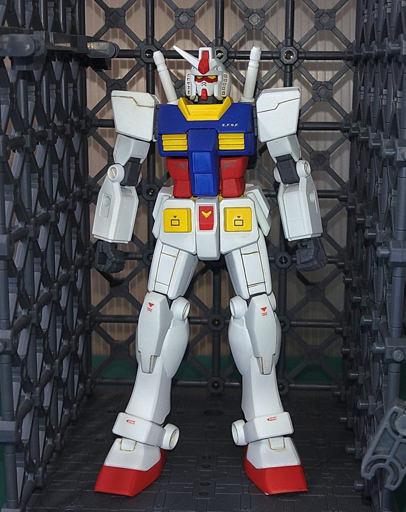 スジ彫り練習台のEGガンダム君ちょっとだけデカールでオシャレしてみました。一応充電式エアブラシで全塗装しております。