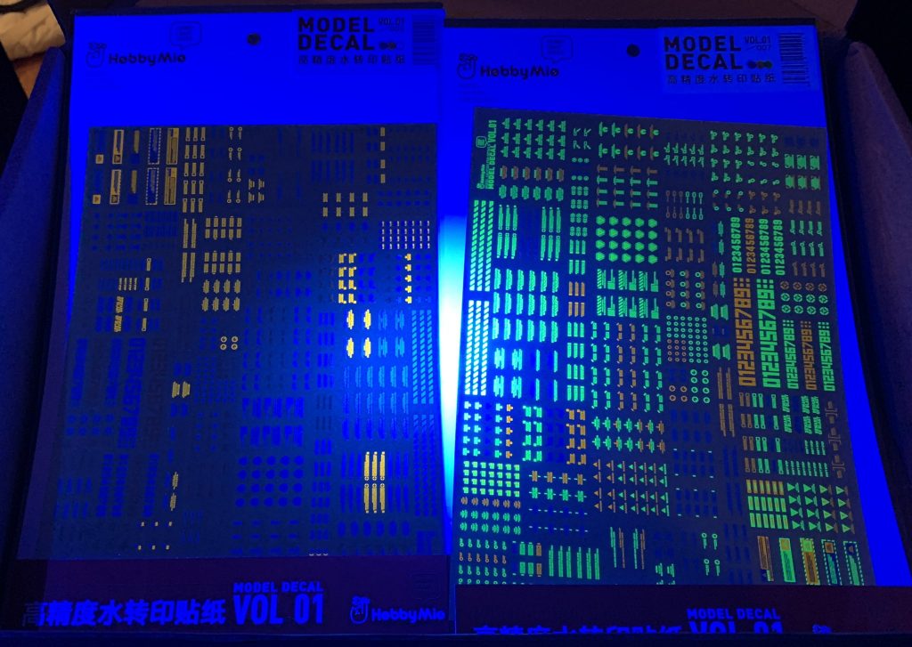AliexpressでHobby Mioというメーカーの蛍光デカールを使用しています。なにを使うか判断つかずに片っ端から買ったのでお財布へのダメージがありました。(中国メーカーで海賊版の蛍光デカールを出しているメーカーが結構ありますが、ここのはガンダムのロゴや名称がはいったデカールがないので海賊版ではないはずです。自己防衛)