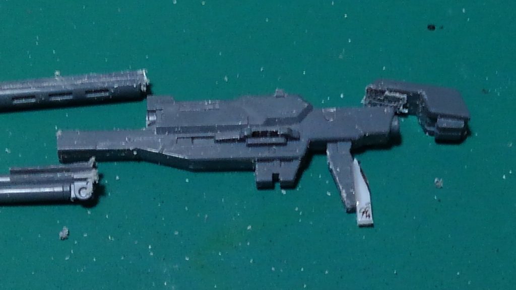 バズーカは接続の穴を空け、ガンソードはデュナメスのライフルにガンプラのキャンペーンで貰ったバタフライナイフ？か何かのパーツで。ソードはプラバンです。