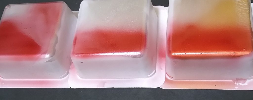 当初はクレオスの塗料で考えて試しました。クレオス クリアルージュ70％：ディープクリアレッド30％下地は左から シルバー、シャインシルバー、ゴールドこのパターンで3回全塗装しましたが、どうしても黄色っぽさが気になり過ぎて最終的にガイアノーツのクリアレッド＋蛍光ピンクにしました。