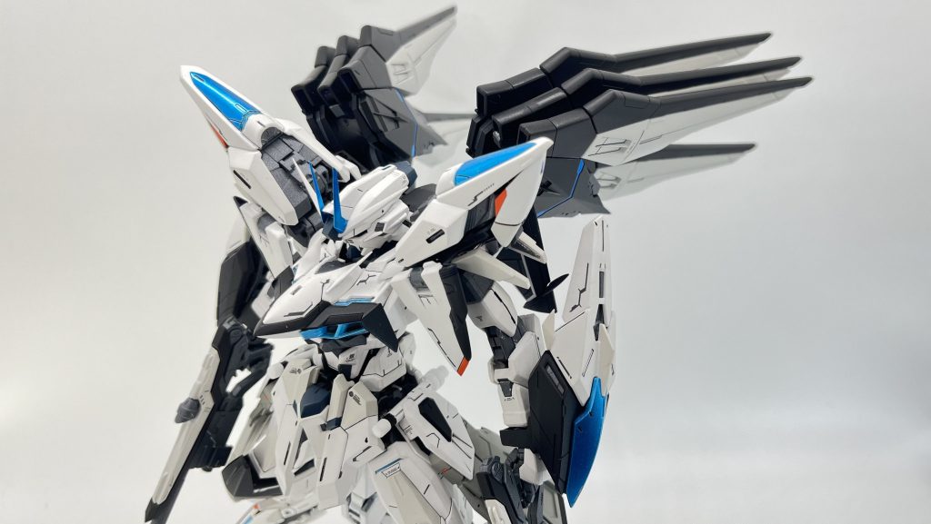 各面から。本体は以前制作した物となります( https://gumpla.jp/mg/986226 )せっかくのストライカー対応機なので換装装備作りたいと思っていて初期装備がエールストライカー風味なので次はフリーダム的に翼にしました。