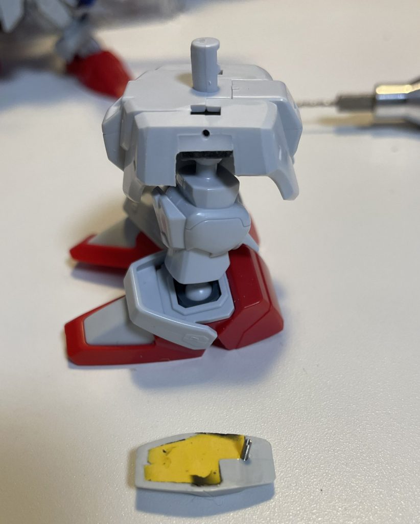 ◆足の開脚範囲の拡大このキットはデフォだとサイドアーマーの角度が狭く、しかも一体成型なので足が全然開けません。なので一度前後を接着後サイドアーマーのみノコで切断、裏打ちをしたうえで1mmのスプリング接続にしました。