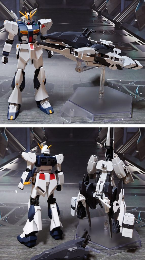 今回のモデル、νガンダムとのサイズ対比とドッキング機構。大型ブースター機首を外し、着陸脚を畳む。先端のビーム砲のジョイントを伸ばし、ブースターの角度を調整。MSとの接続は、メガライドランチャー側に付属の、共通規格の2つ穴接続用パーツを使用します。大型ブースターの機首は余剰パーツになります。